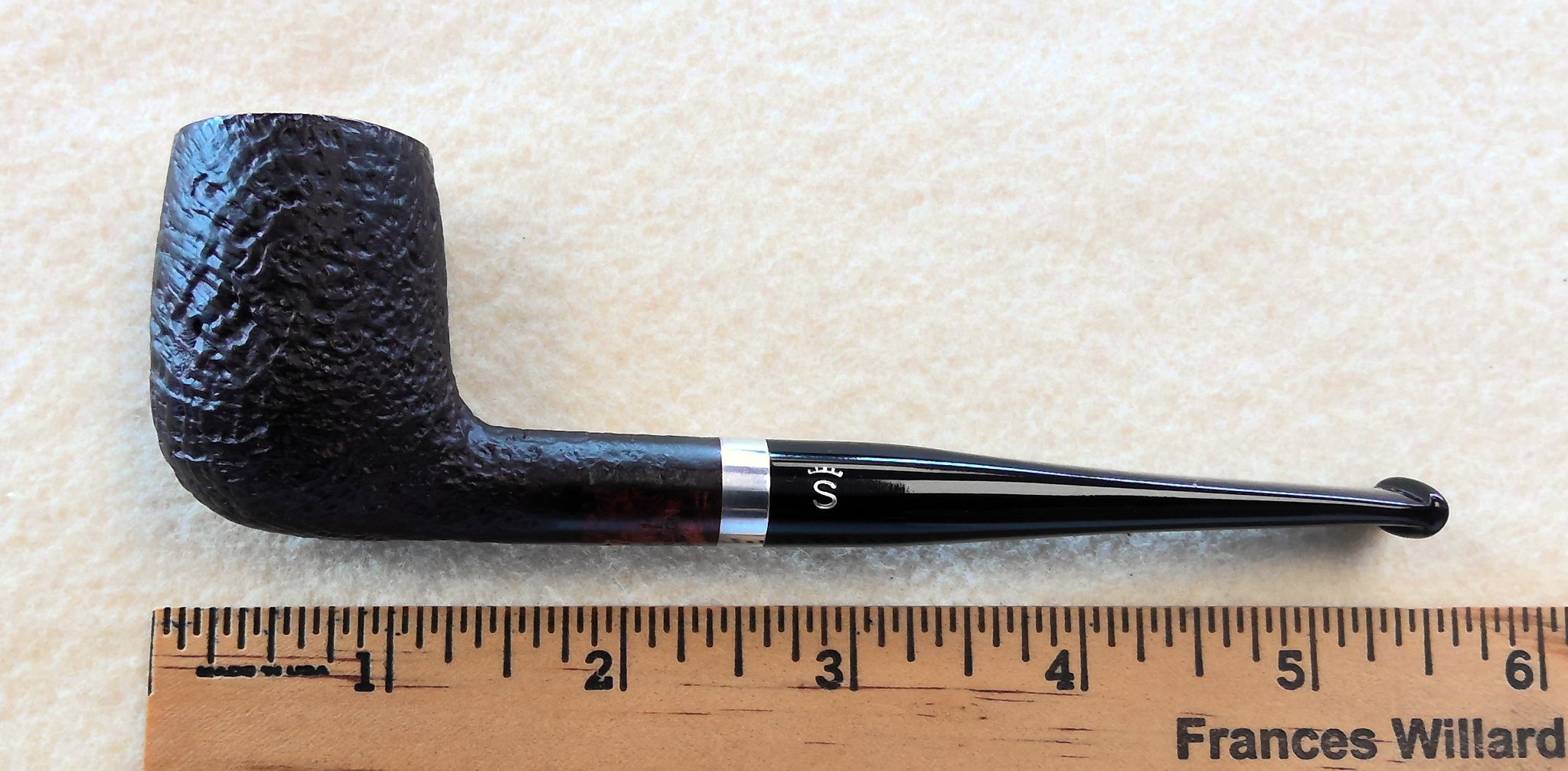 Stanwell Relief 107, Black Sandblast – The Happy Piper
